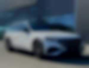 Mercedes-Benz Třídy E 300 de 4MATIC kombi s EQ